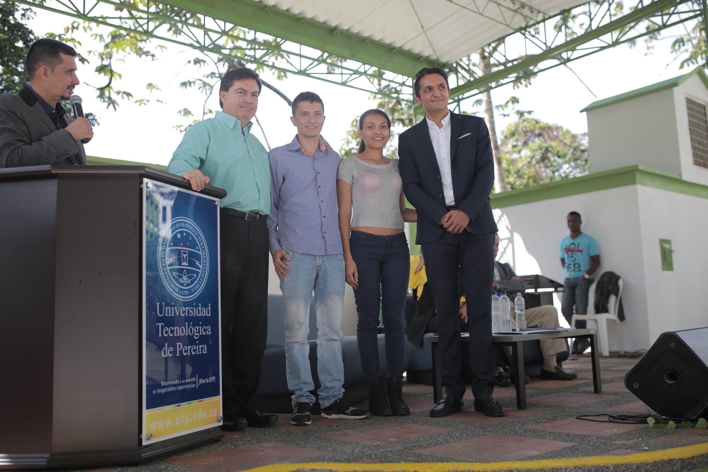 ALCALDE RECIBE HOMENAJE POR PROGRAMA BECAS PA PEPAS 2